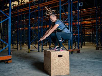 Femme qui saute sur une Plyobox LEVEL addict